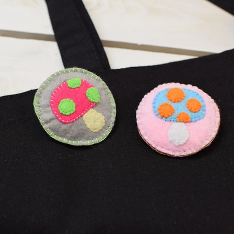 ハンドメイドブローチ　きのこ