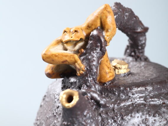 カエルの彫刻品 陶彫カエル「鉄瓶（水滴）」／堀口五明笑 | 人気クラフト作家作品通販