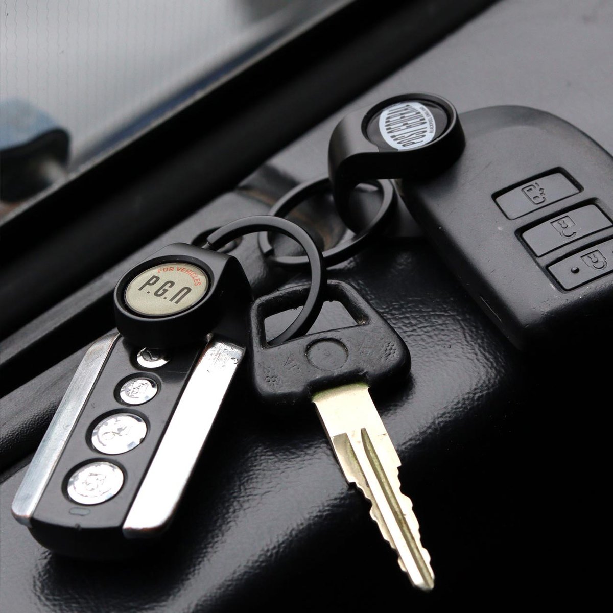 ZINC ALLOY VEHICLE KEY HOLDER / POST GENERAL |