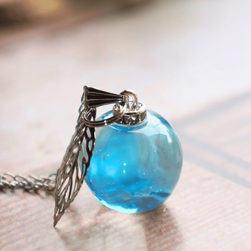 空色りんご−深空−』 ネックレス | 蒼空屋−レジン雑貨−