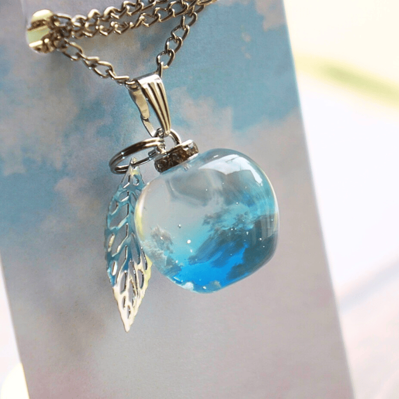 空色りんご−深空−』 ネックレス | 蒼空屋−レジン雑貨−