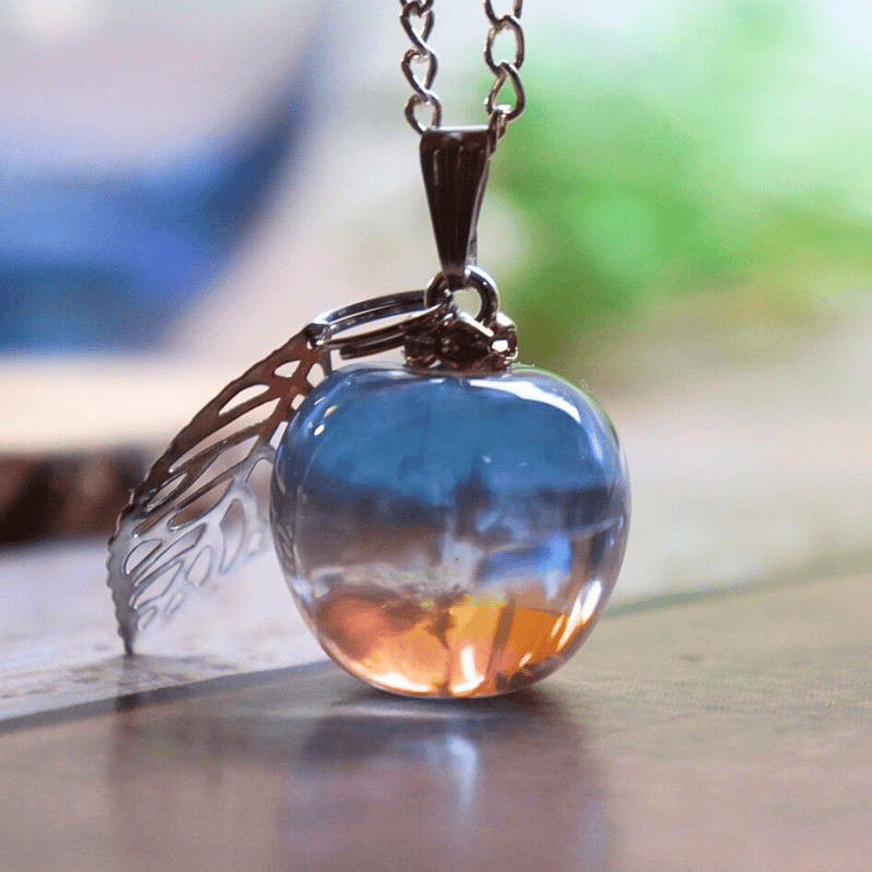 幻想的な空　雲レジンネックレス 空色りんご−幻想的な茜空−』 ネックレス | 蒼空屋−レジン雑貨−