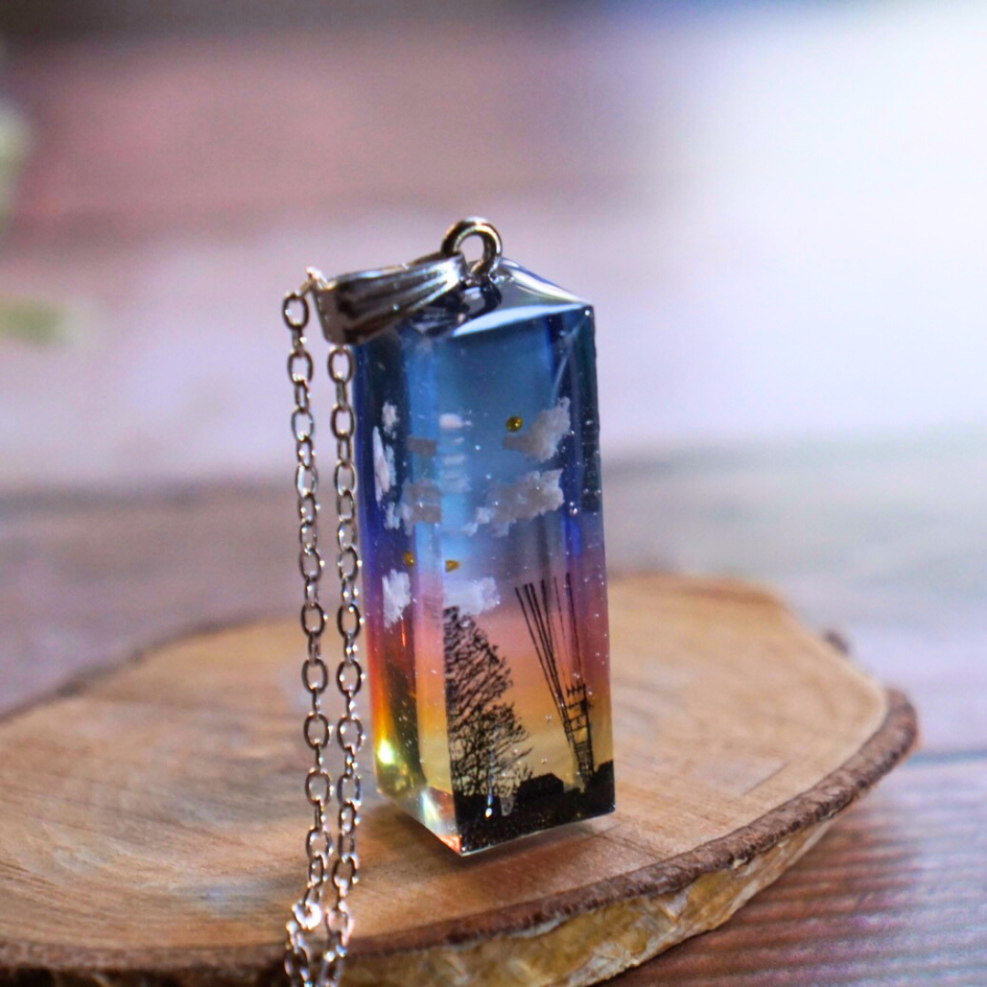 夕暮れから夜空に移り変わる街並み』 四角柱ネックレス | 蒼空屋