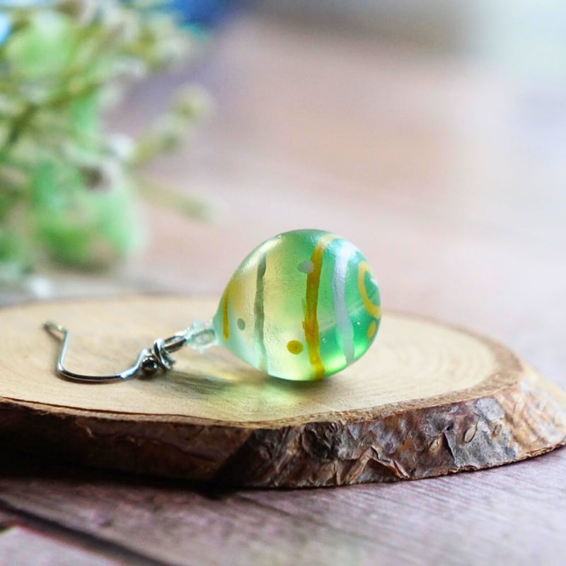 翡翠のみみ？かざり PAIR OF LAVENDER JADEITE, EMERALD AND DIAMOND EARRINGS 天然紫色