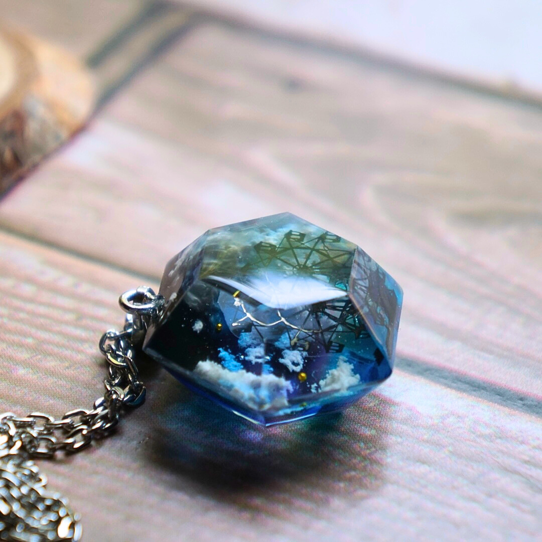 小さなソラ−深青空と観覧車−』 ネックレス | 蒼空屋−レジン雑貨−