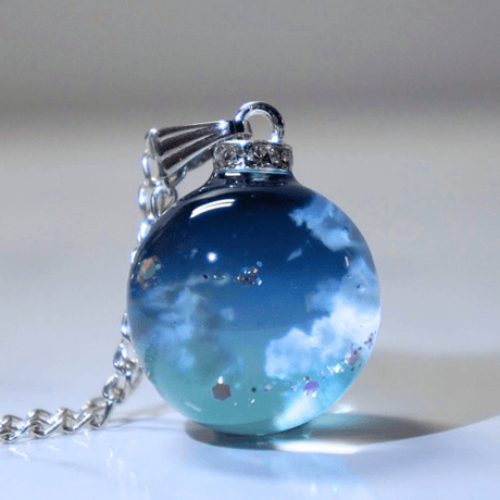 『星浮かぶ夜明け前の空』　球体ネックレス