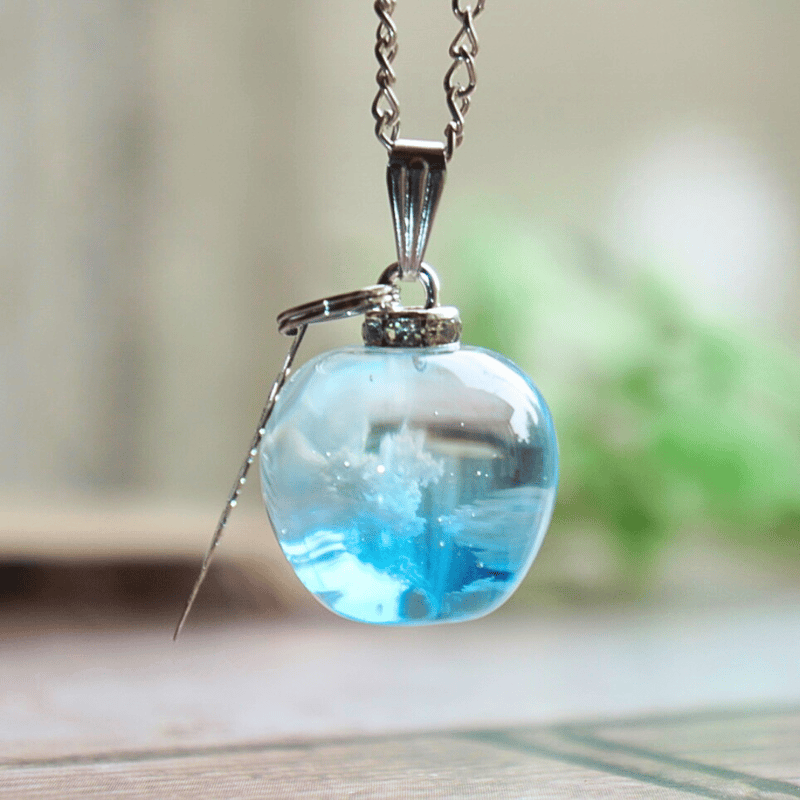 空色りんご−深空−』 ネックレス | 蒼空屋−レジン雑貨−