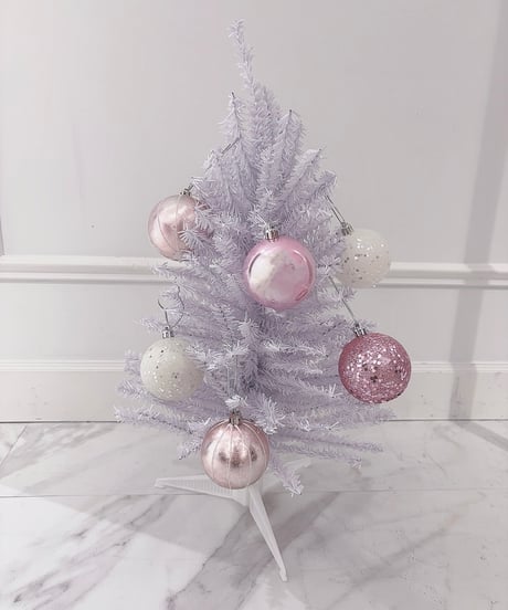 オーナメント付きホワイトクリスマスツリー