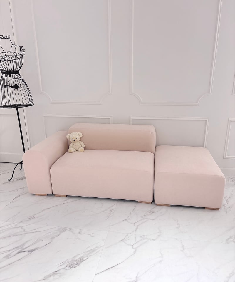 m*y様 2月19日までの出品です。ピンク ベルベット アーム付きソファ ベルベットラウンドソファ/オットマン（ピンク） | LARME de