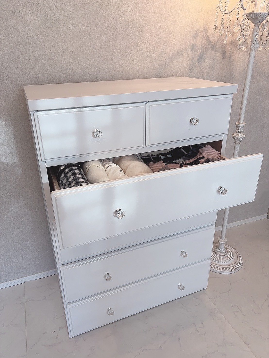 【新品】フェミニン　ホワイトチェスト　クリスタルハンドル　アウトレット 新品】フェミニンホワイトチェストクリスタルハンドルアウトレット