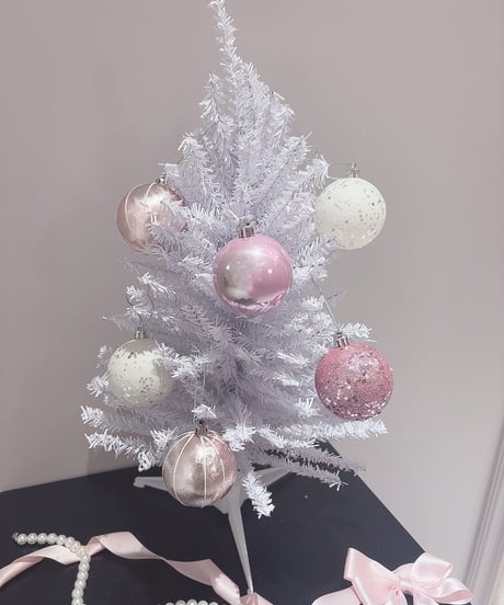 オーナメント付きホワイトクリスマスツリー