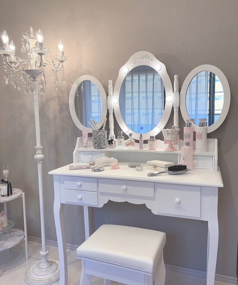 ホワイトドレッサー