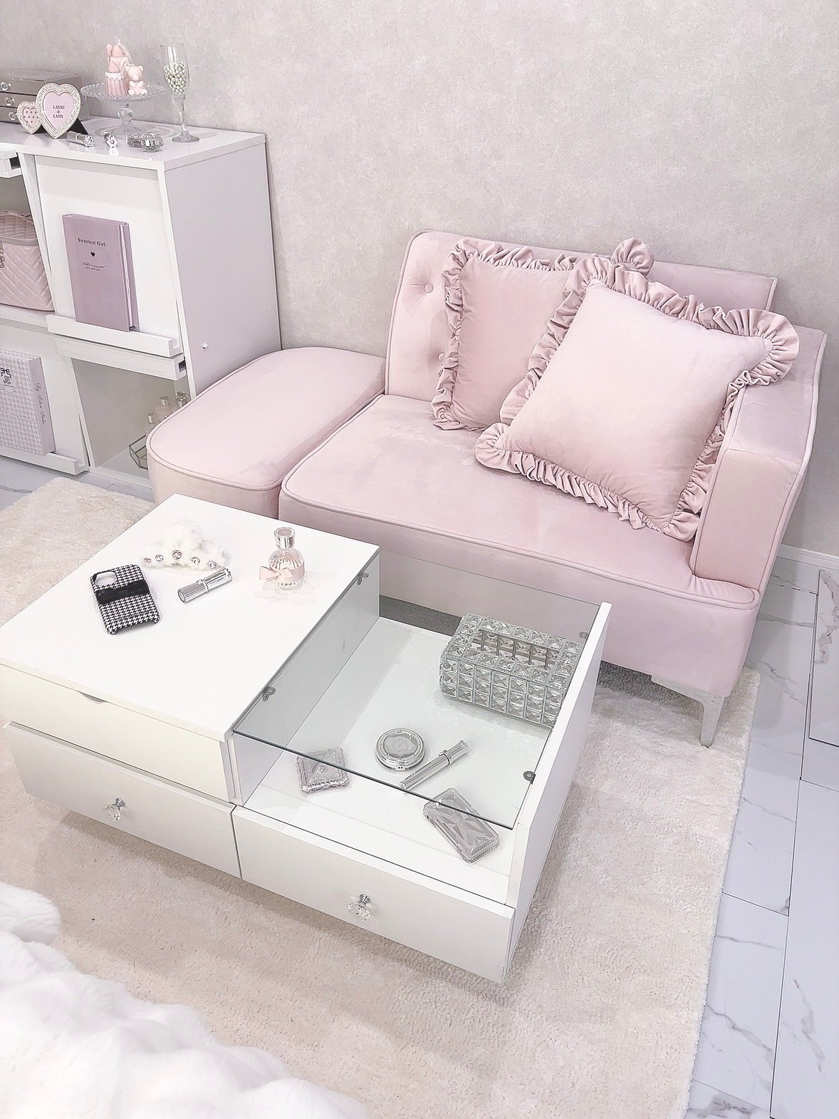 ピンク カウチソファ ボタン留めデザイン ピンク カウチソファ ボタン留めデザイン 大人かわいい組み合わせ