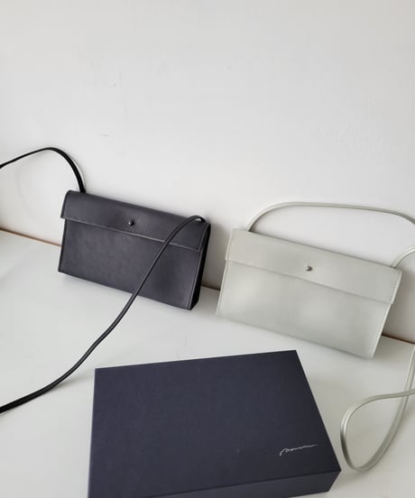 mercredin. enveloppe shoulder black