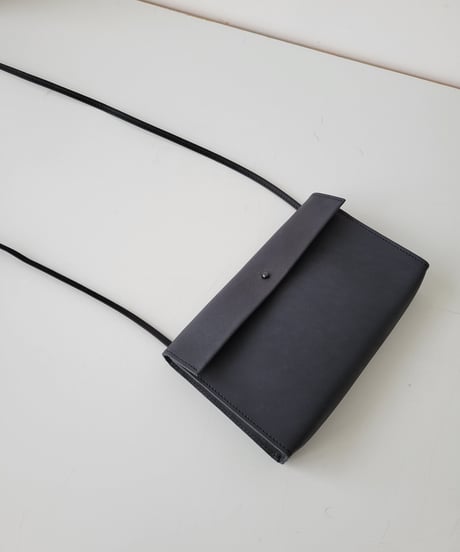 mercredin. enveloppe shoulder black
