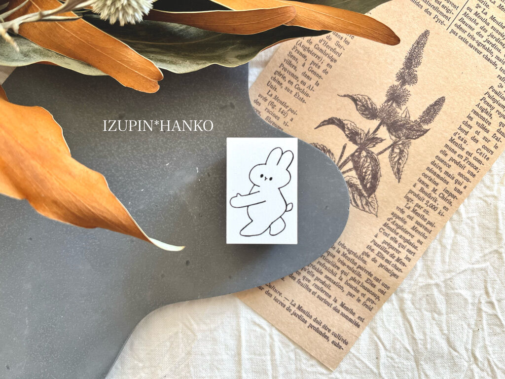 切手を持ってくれるうさぎ ＊ ラバースタンプ | IZUPIN＊HANKO