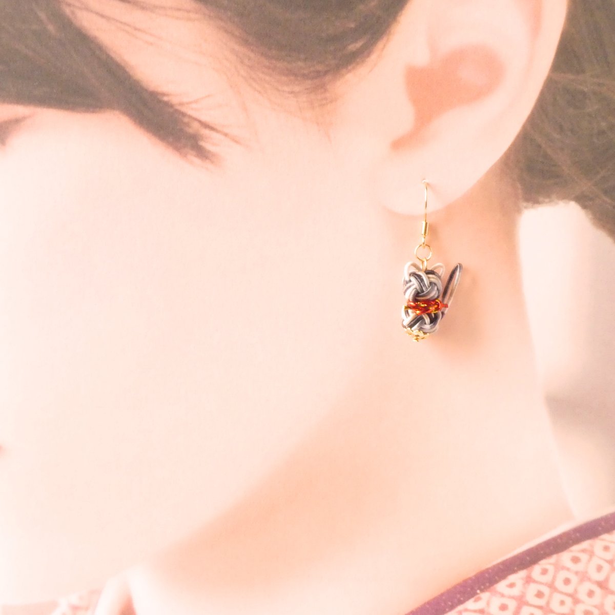 水引 猫と肉球アシンメトリー ピアス/イヤリング 白橡 | はわ-MIZUHIKI-