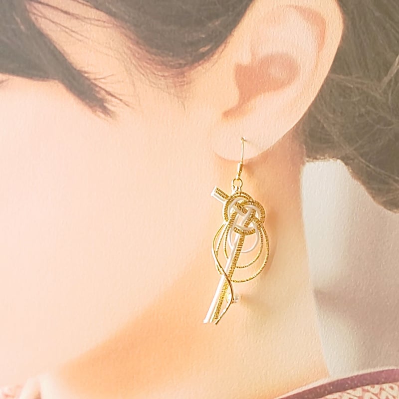 あわじ結びとねじりスティック ピアス/イヤリング 雅白金 | はわ-MIZUHIKI-