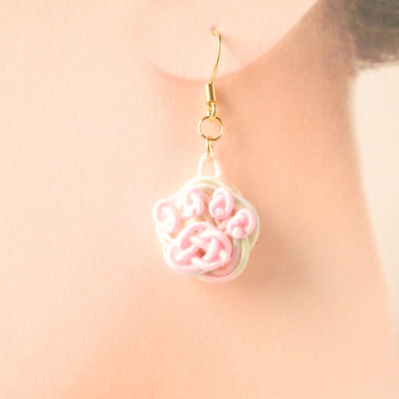 水引 猫と肉球アシンメトリー ピアス/イヤリング レインボー | はわ