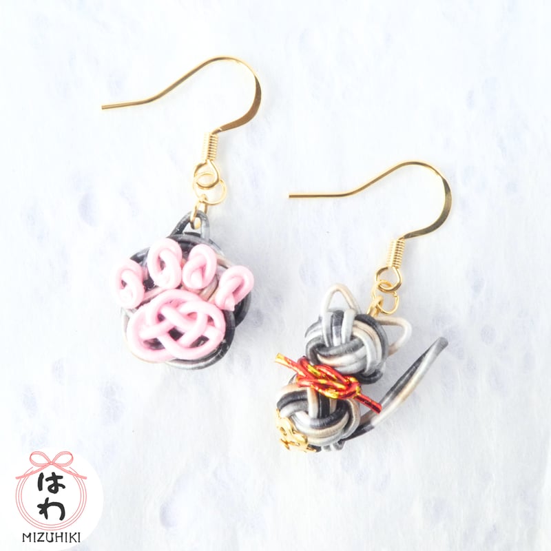 水引 猫と肉球アシンメトリー ピアス/イヤリング 白橡 | はわ-MIZUHIKI-