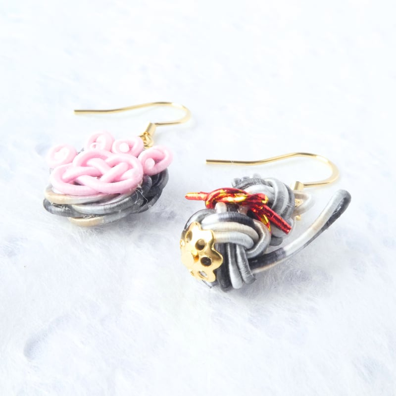 水引 猫と肉球アシンメトリー ピアス/イヤリング 白橡 | はわ-MIZUHIKI-