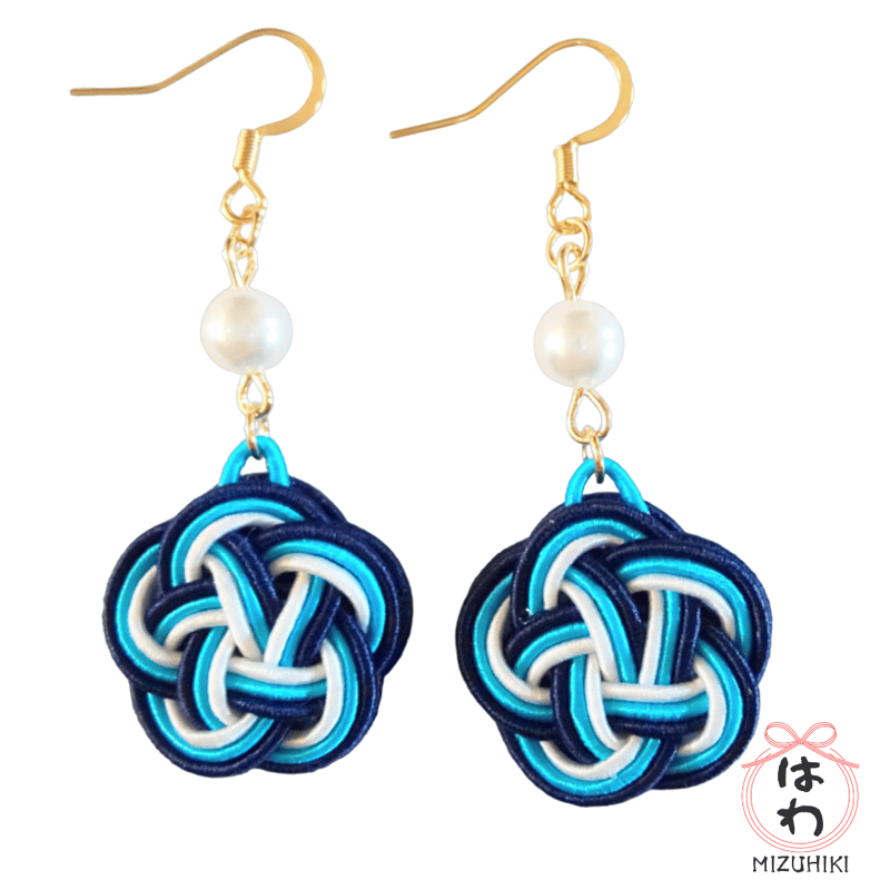 パールと梅結びのスイング ピアス/イヤリング ブルー | はわ-MIZUHIKI-