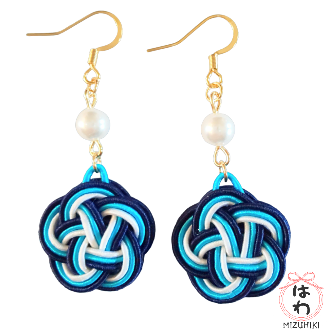 パールと梅結びのスイング ピアス/イヤリング ブルー | はわ-MIZUHIKI-