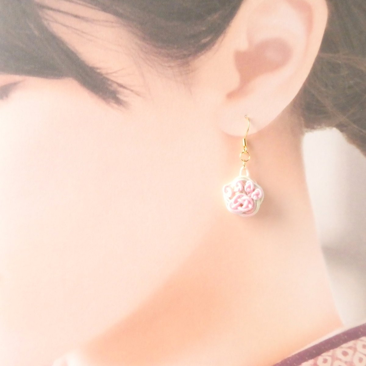 水引 猫と肉球アシンメトリー ピアス/イヤリング レインボー | はわ
