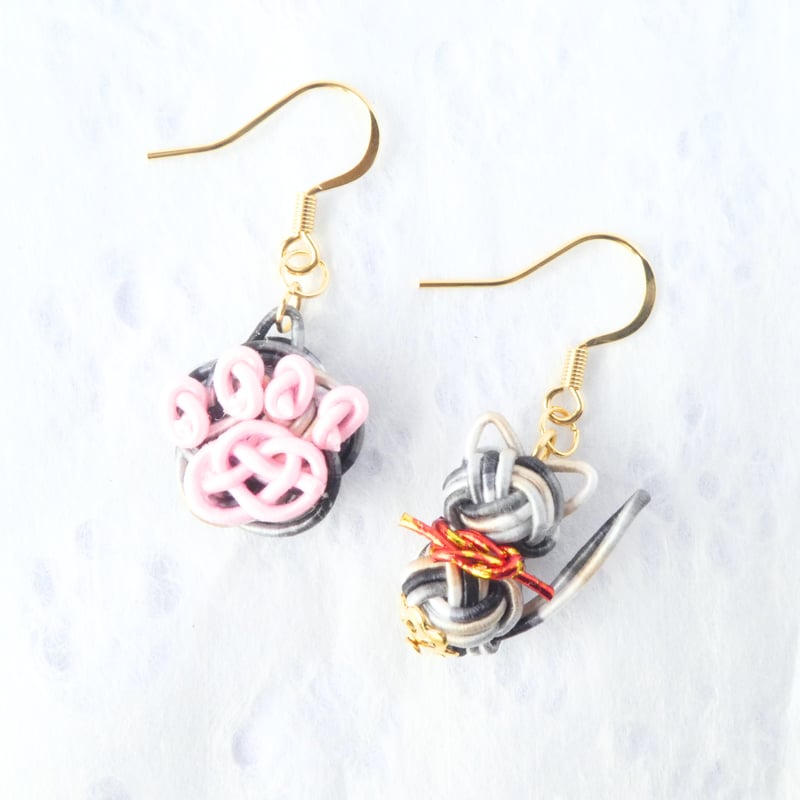 ね*ぽ様 【一点物】水引 黒猫と苺のピアス/イヤリング ね*ぽ様 【一点