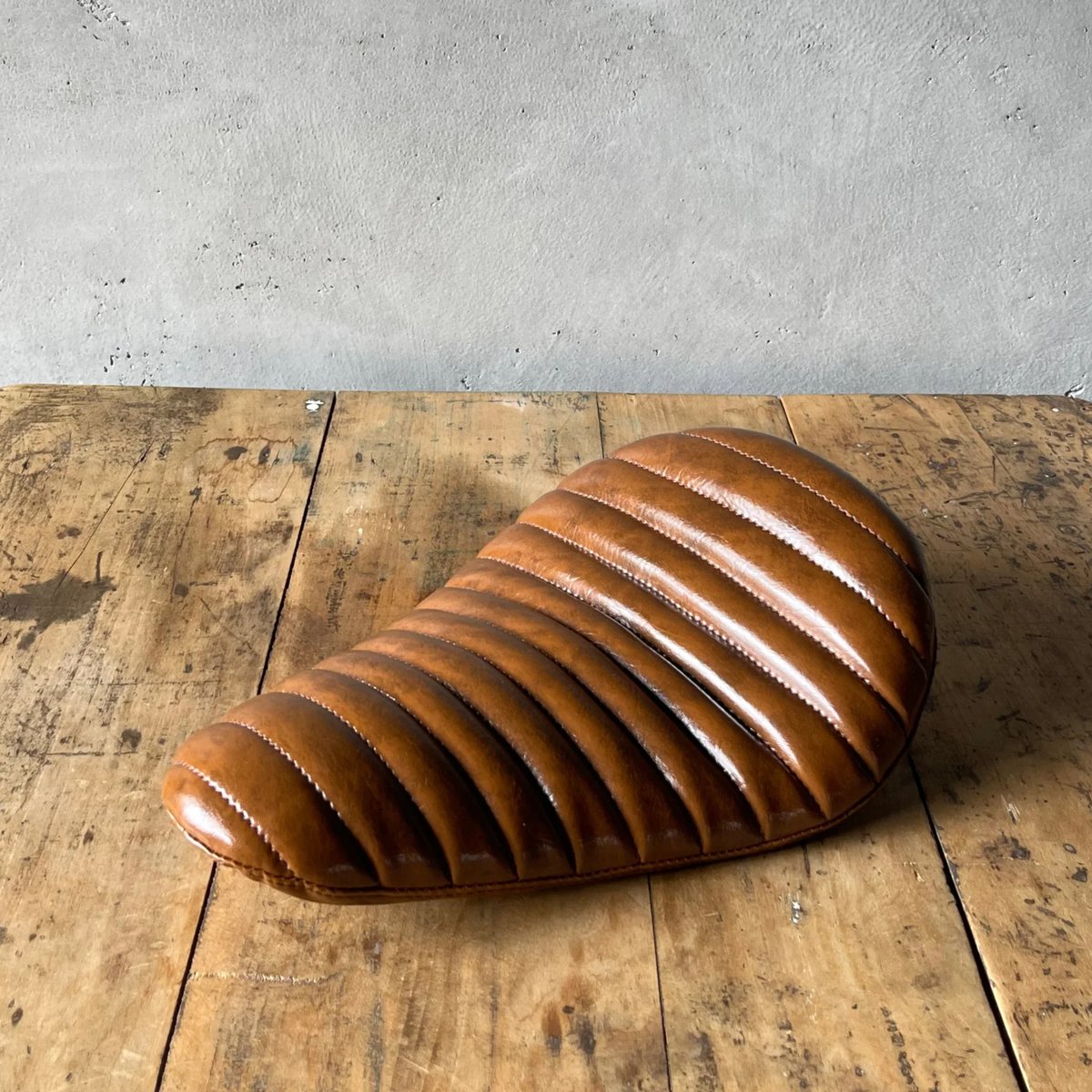 THUNDER 250専用 横ステッチタックロールシート・ブラウン（SOFTAIL