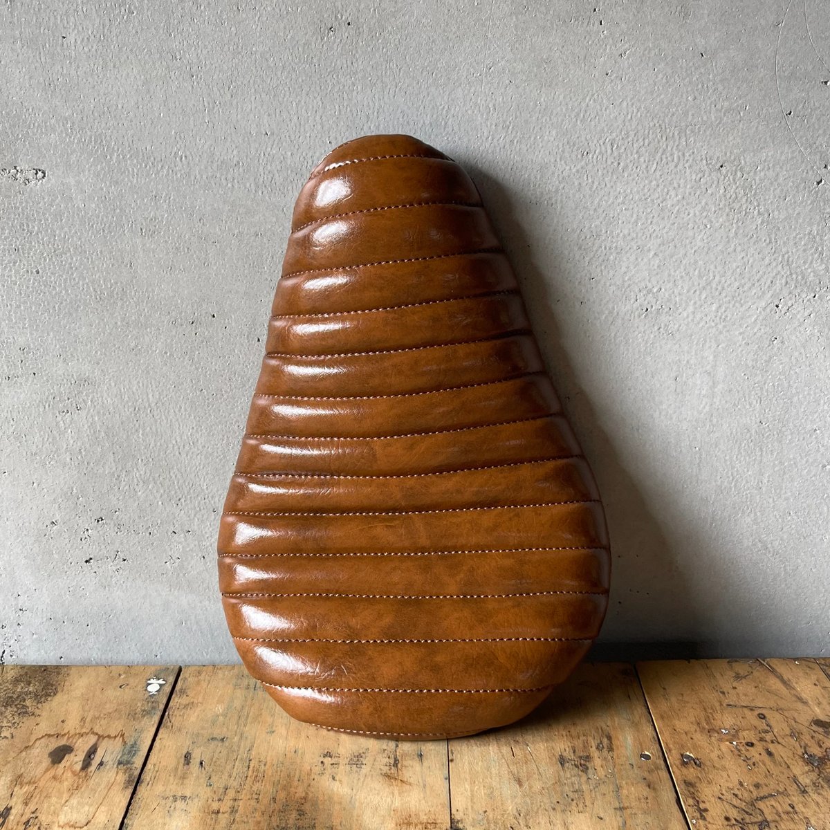 SOFTAIL THUNDER専用 横ステッチタックロールシート・ブラウン