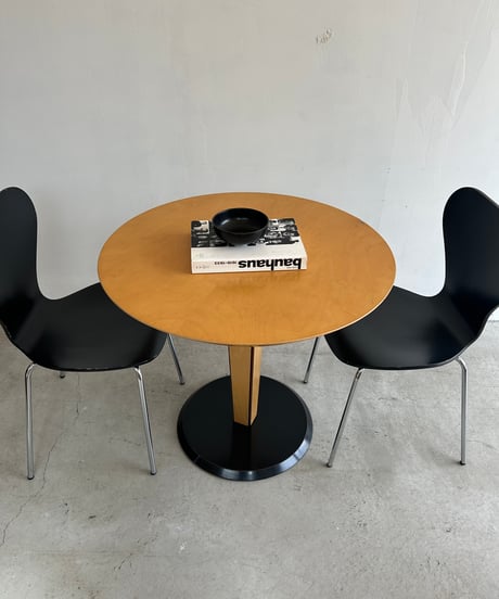 Round Table