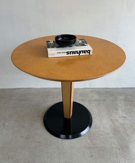 Round Table