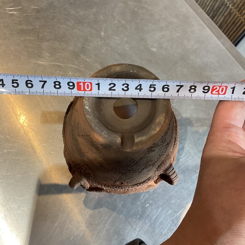 売ってない非売品。激レアの縄文土器上部のフチで穴が空い