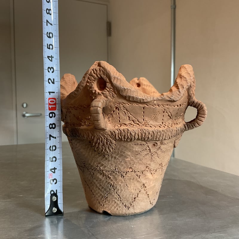 売ってない非売品。激レアの縄文土器上部のフチで穴が空い