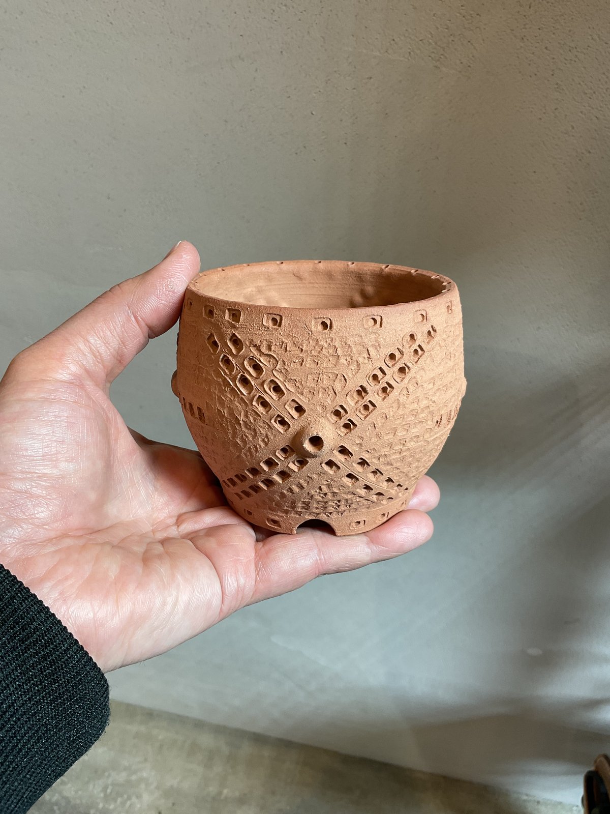 縄文土器デザインミニ植木鉢(本焼き) Amazon.co.jp: 縄文土器デザインミニ植木鉢本焼き : DIY・工具・ガーデン