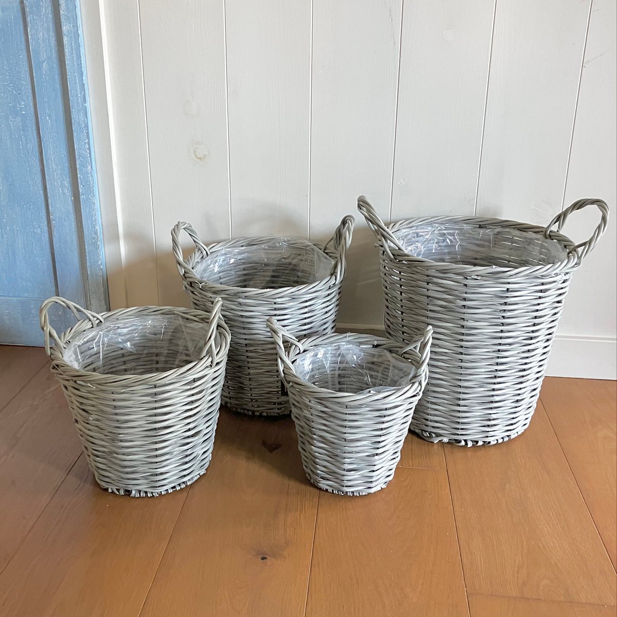 ラタン籠 ☆ ・ バスケット 皮付きラタンのカゴが色々入荷しました。 職人さんの 木製ラック・ウッドラック