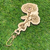 【メッセージ刻印可能】母の日ギフト　カーネーションのキーホルダー（レーザー刻印）　国産ヒノキ　【メッセージ刻印可能　プチプレゼント】