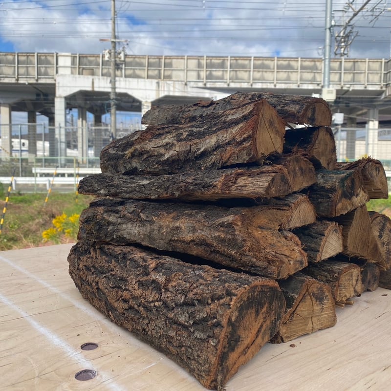 国産広葉樹 薪10キロ 】 1本約1キロ~2キロ 長さ40cm迄 サイズ 国産広葉樹 薪10キロ 】 1本約1キロ~2キロ 長さ40cm迄 サイズ