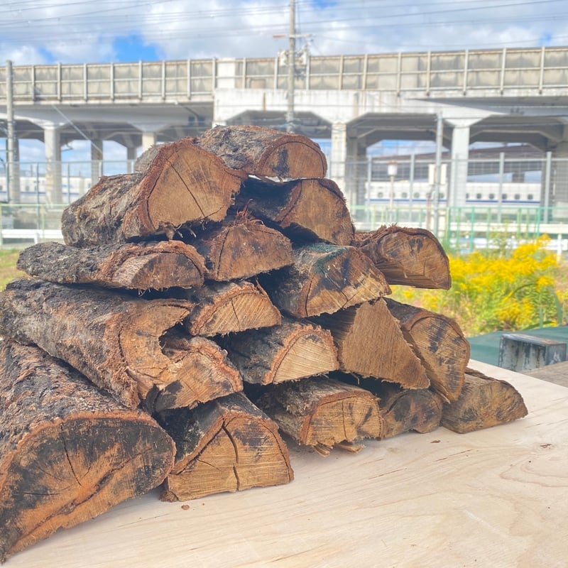国産広葉樹 薪10キロ 】 1本約1キロ~2キロ 長さ40cm迄 サイズ 国産広葉樹 薪10キロ 】 1本約1キロ~2キロ 長さ40cm迄 サイズ