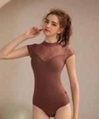 胸元のレースが可愛らしい女性を演出してくれるレーシーレオタード