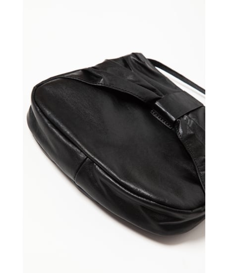 Ribbon leather shoulder bag / black