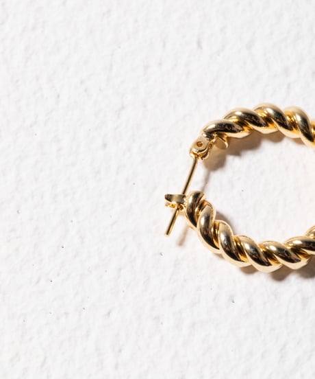 Twisted hoop earring / pierce / gold