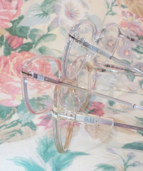 Clear glasses / pink