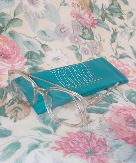 Clear glasses / yellow