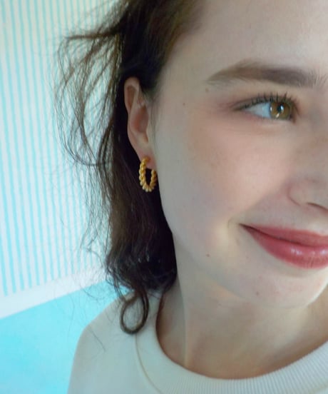 Twisted hoop earring / pierce / gold
