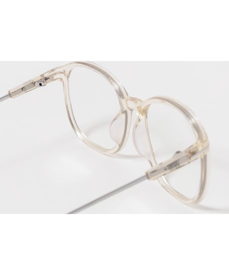 Clear glasses / yellow