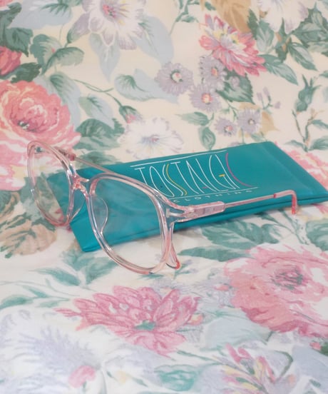 Clear glasses / pink