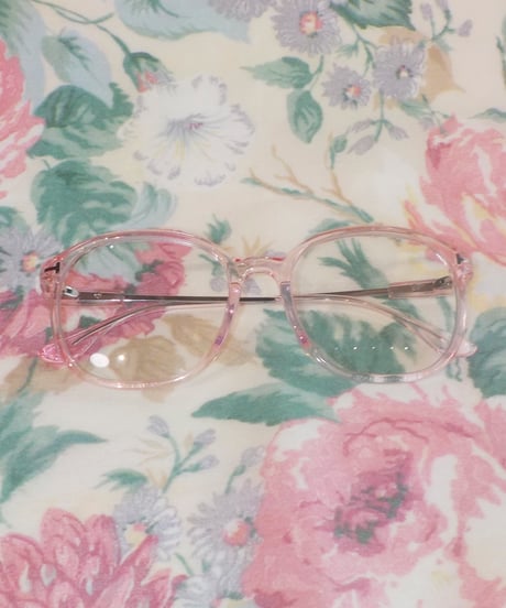 Clear glasses / pink