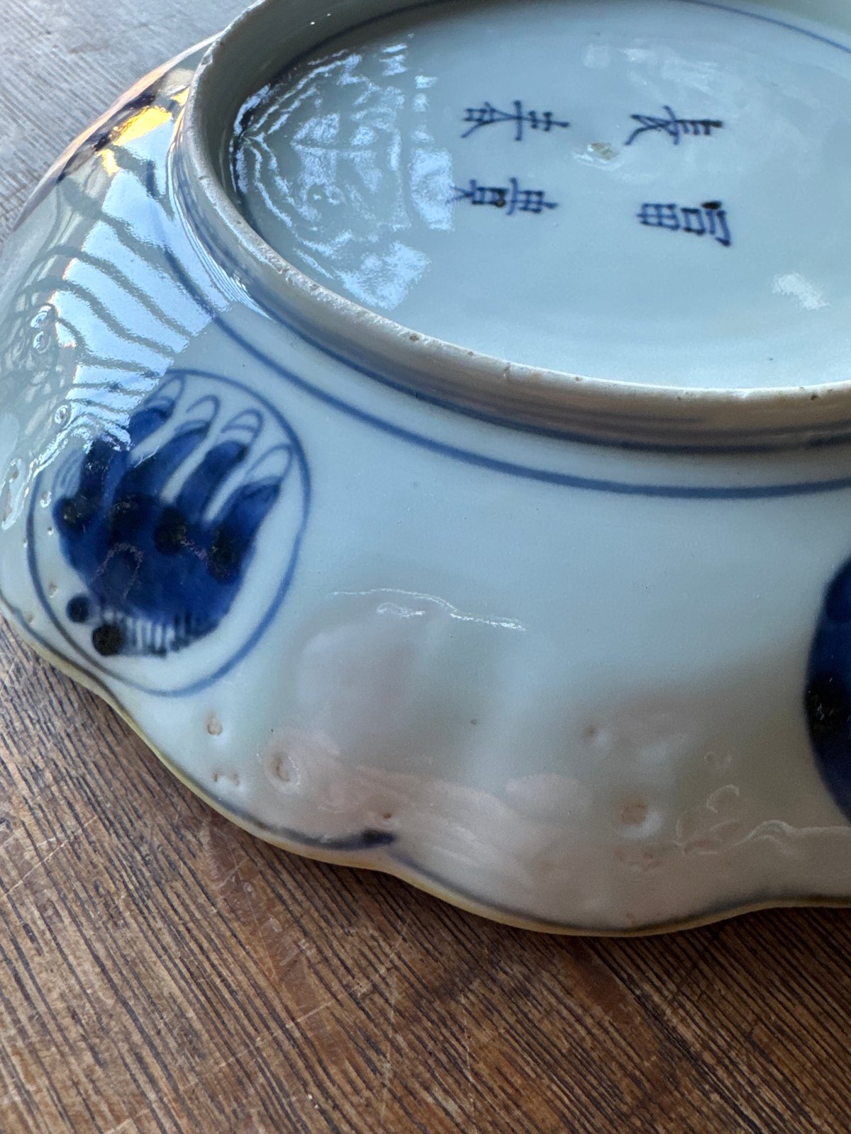 A491. 古伊万里　染錦手　山葡萄に蝶紋様　　隅入　7寸　角皿　5枚　（箱付） A491. 古伊万里 染錦手 山葡萄に蝶紋様 隅入 7寸 角皿 5枚 （箱付